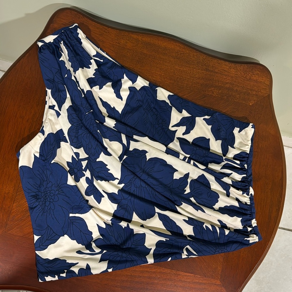 One shoulder top